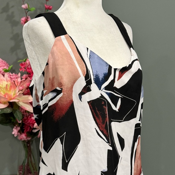 Le Chateau Tank Top - Picture 5 of 10